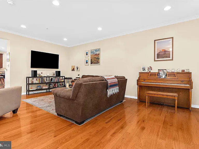300 Dixon St #402 — Photo 8