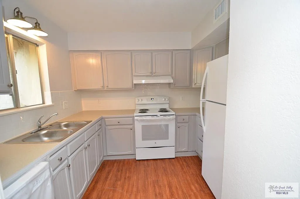 3 bed, 3.0 bath, 1953 sqft, $1,800 — Photo 4