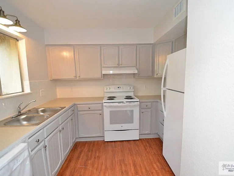 704 Zapata Ave — Photo 4