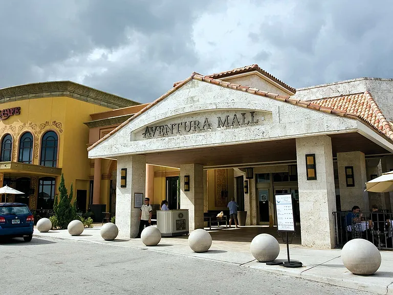 Located near many restaurants and shops at Aventura Mall
