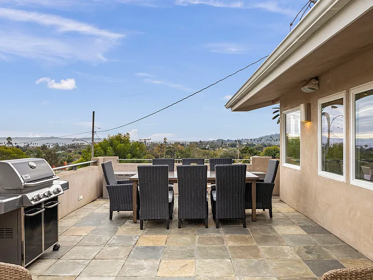 Fantastic spot outside to enjoy. If you work from home this is a nice break from your desk to work.