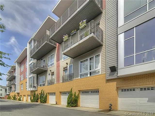 Immaculate condo in the heart of Southend with an extra deep garage! — Photo 1