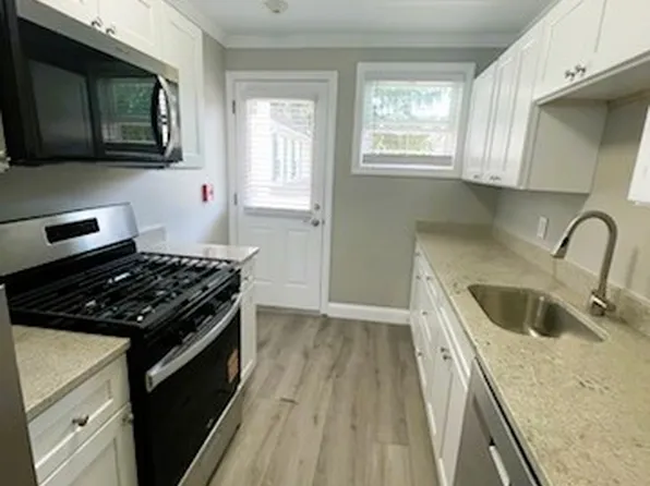 568 Prospect St APT 1R, Woonsocket, RI 02895