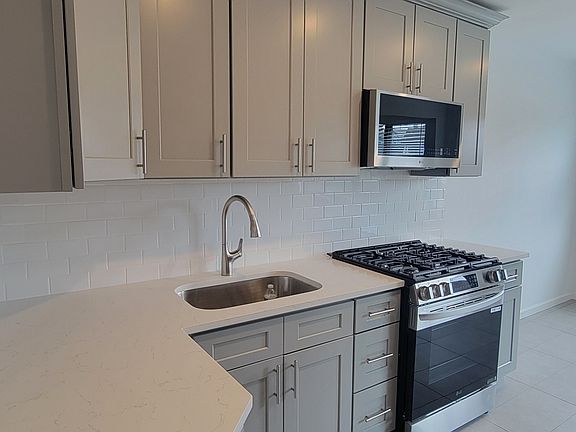 4th image of 25-09 Crescent St #3
