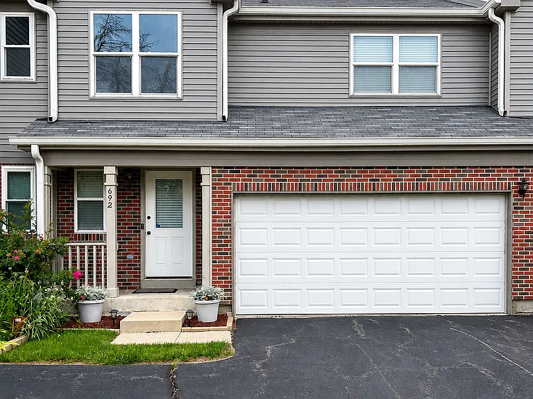 692 E Whispering Oaks Dr — Photo 1