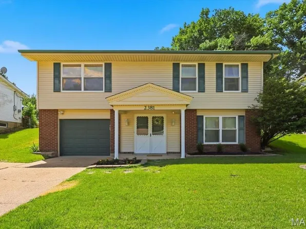 2381 Wesford Dr, Maryland Heights, MO 63043