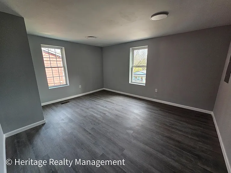 2391 Monroe Ave — Photo 5