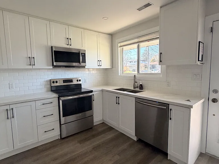 653 Athol St E #MAIN — Photo 13