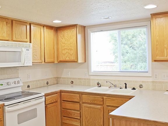Kitchen with breakfast bar