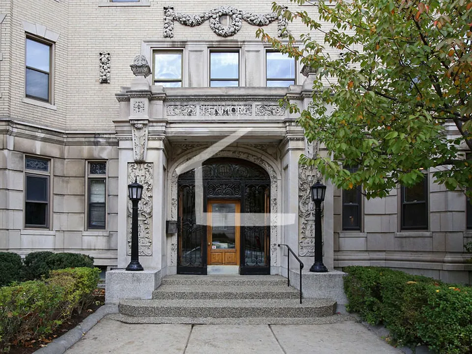 1101 Boylston St #52