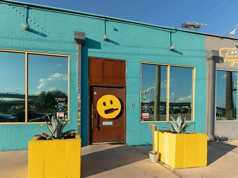 Hang out with friends at Deep Ellum Taproom.