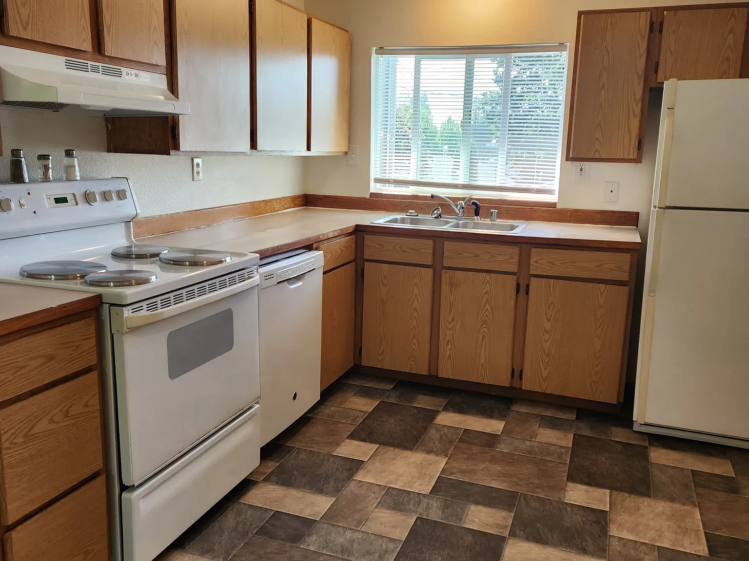 2 bed, 900 sqft, $1,575 — Photo 2