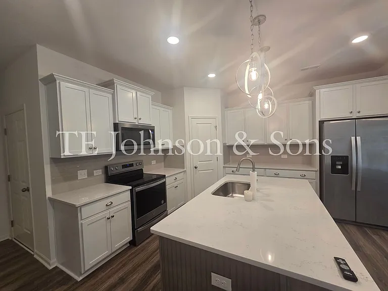 223 Latrobe Ln — Photo 6