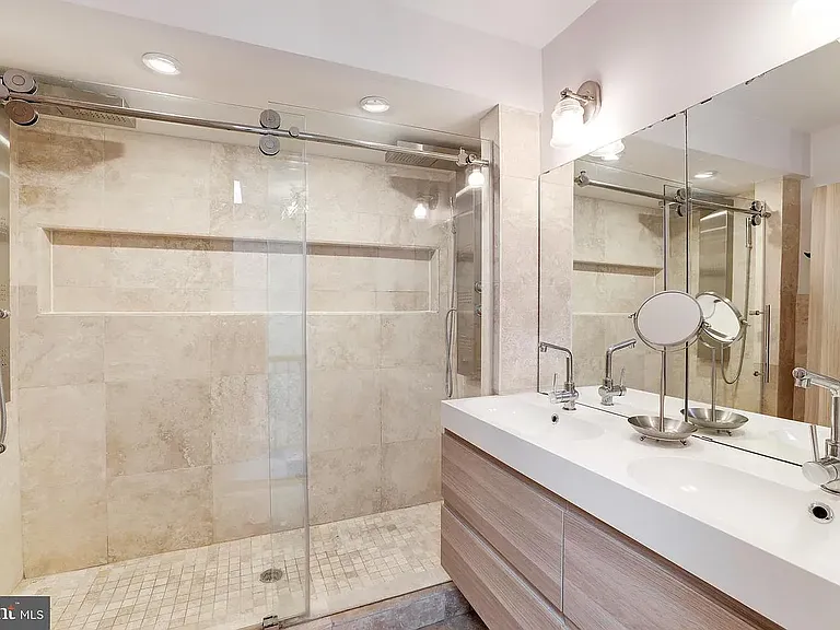 Level 2 bathroom