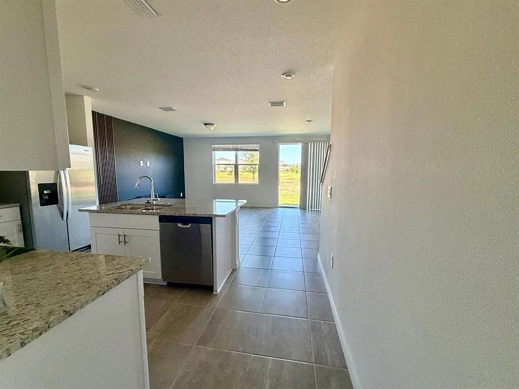 3 bed, 2.5 bath, 1485 sqft, $2,300 — Photo 4