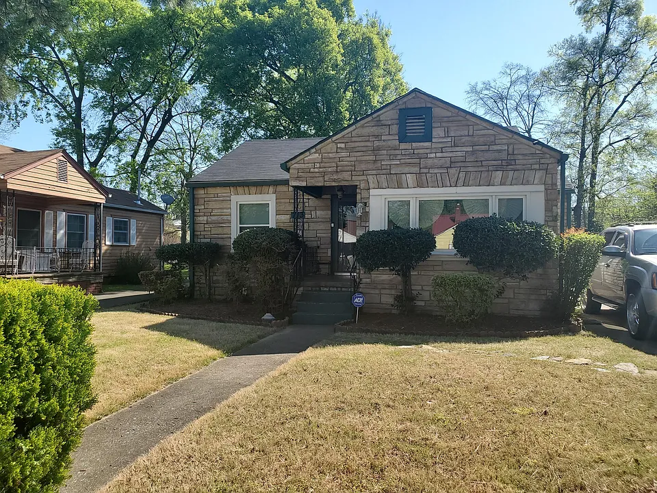 713 Center Pl SW