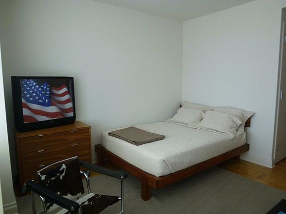 4th image of 1510 Lexington Ave APT 15U