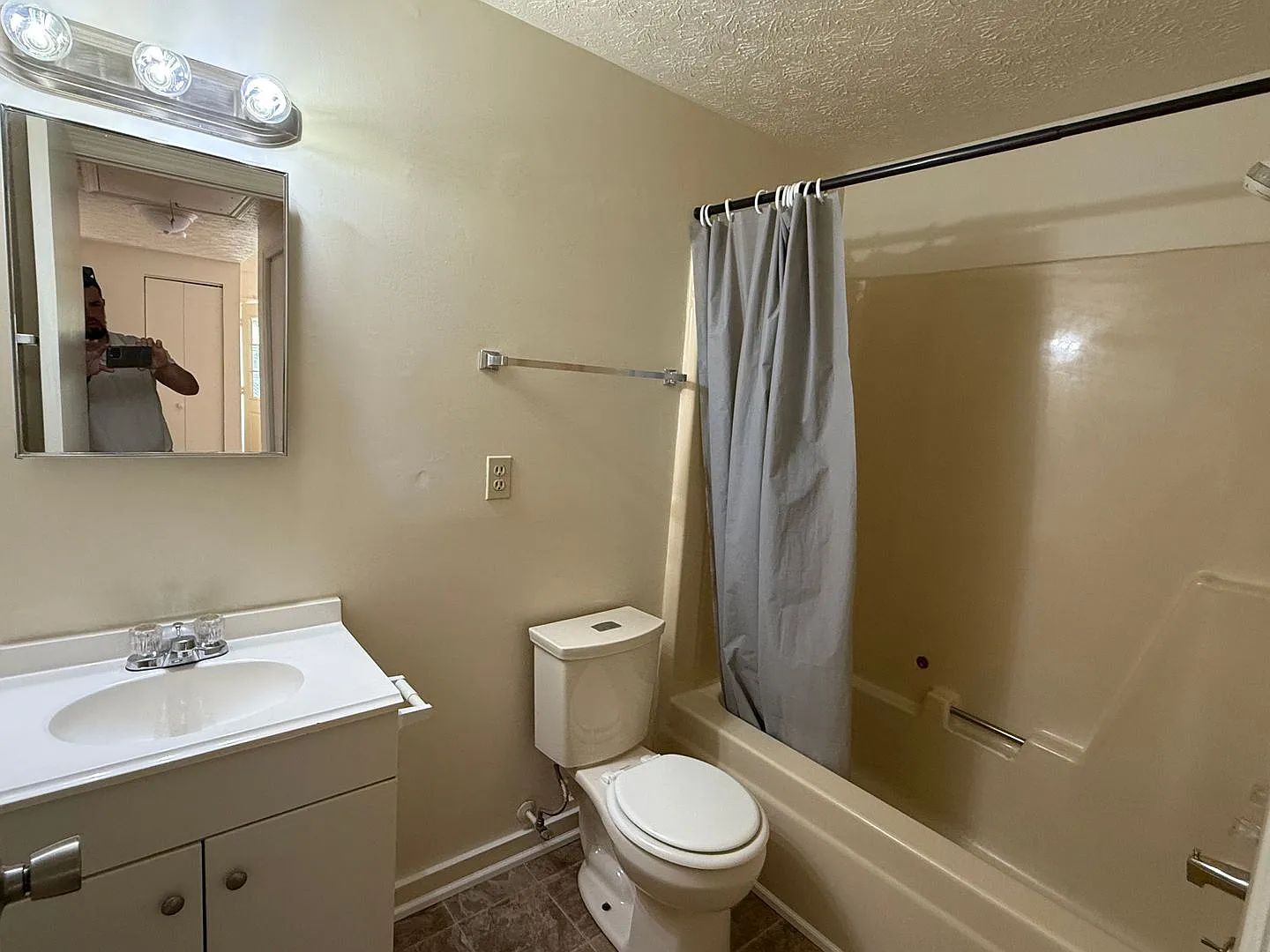2 Bedroom, 1 Bath Duplex — Photo 3