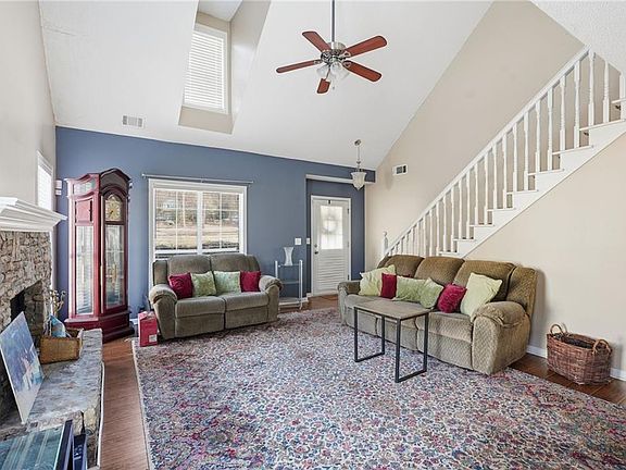 3rd image of 355 Radcliffe Trce