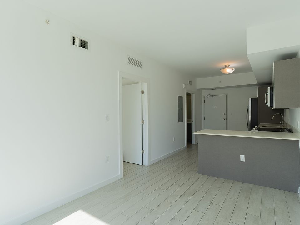 1st image of 321 NE 26th St #715