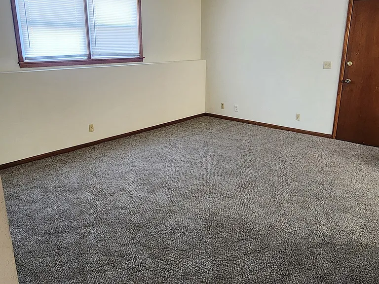 226 S Linn St #3 — Photo 8