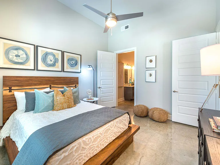 Lakeview Apartments — Photo 10