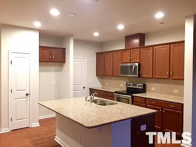 803 New Derby Ln — Photo 4