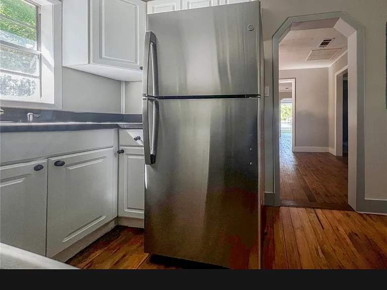 206 E Hall St — Photo 6