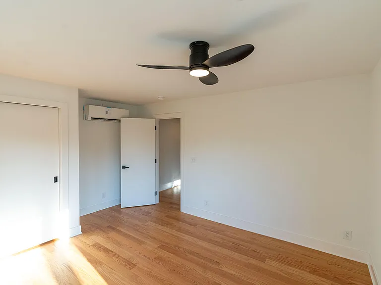 402 E Martin St — Photo 18
