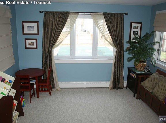 4th image of 561 Kenwood Pl