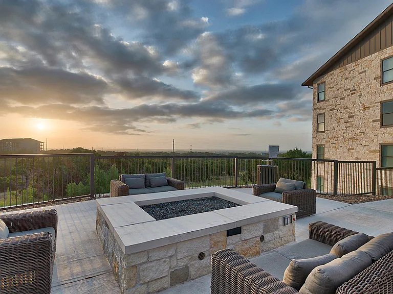 Outdoor fire pit