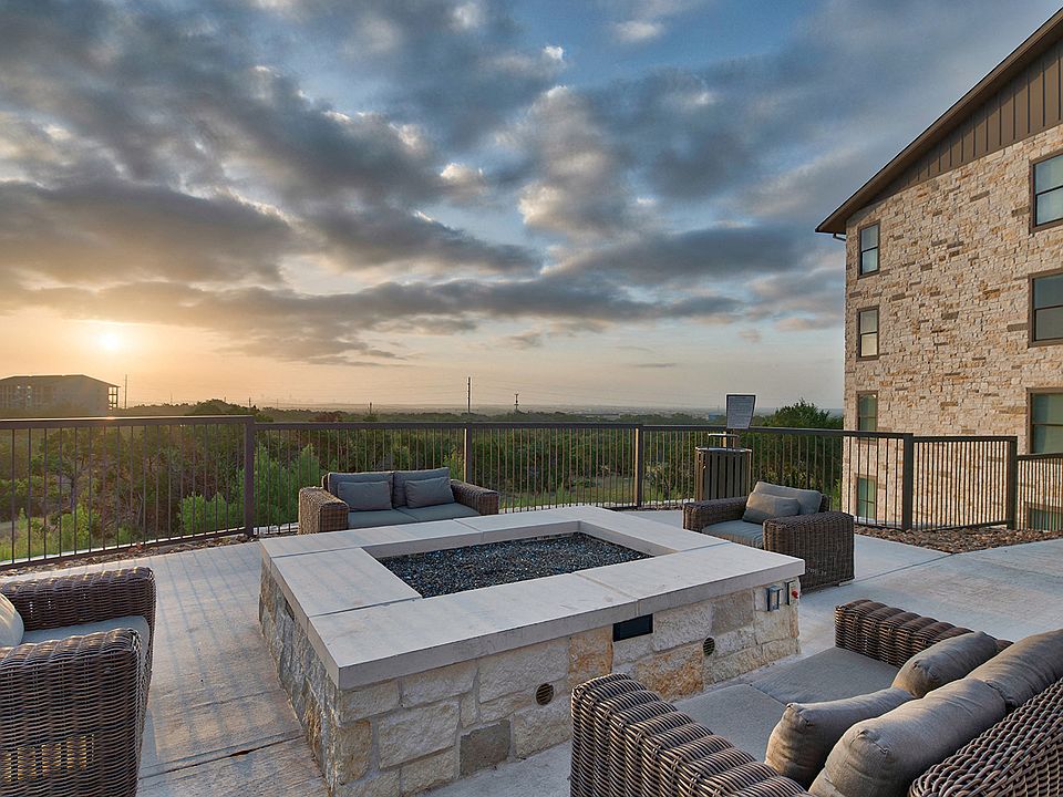 Outdoor fire pit