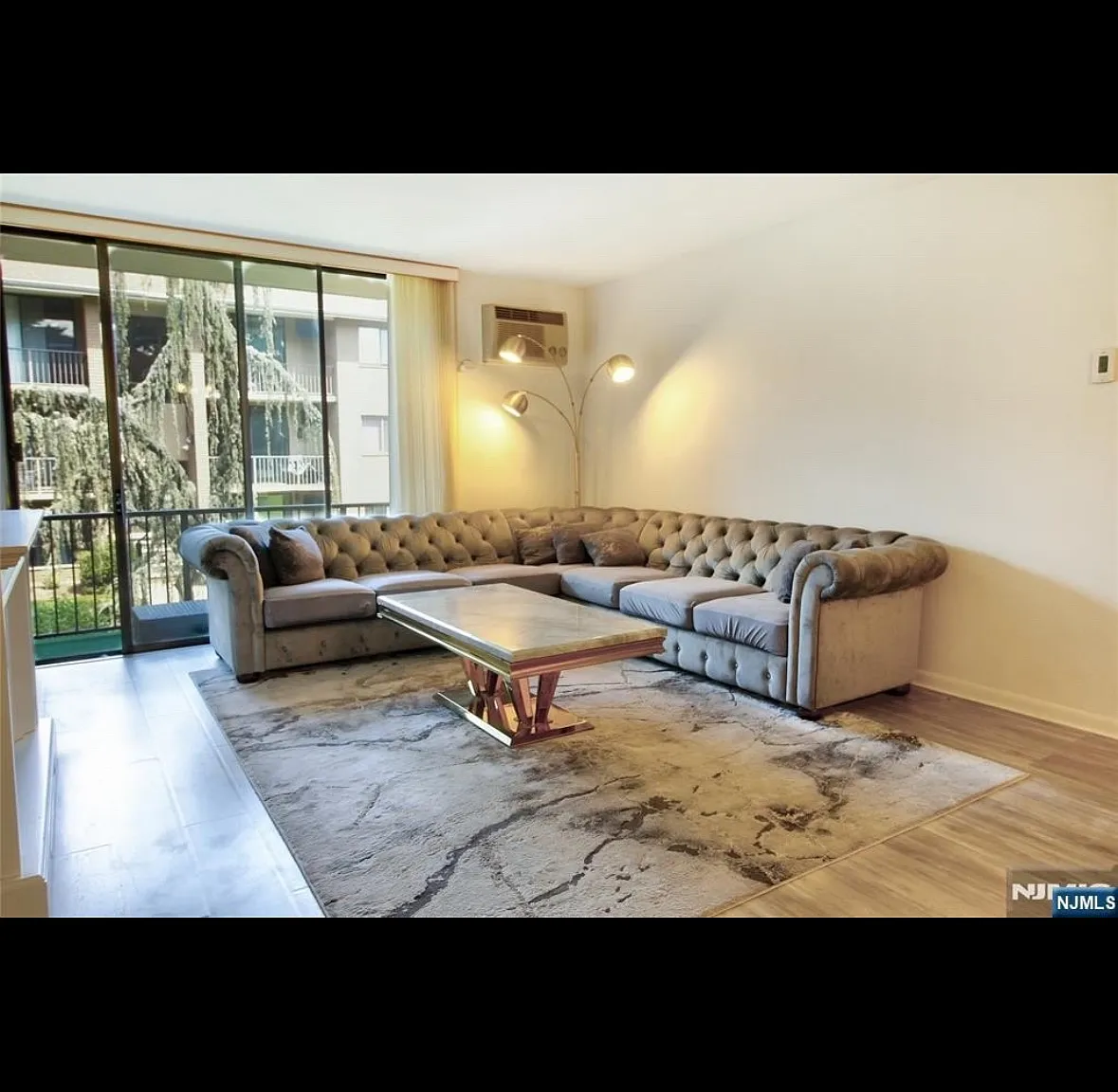 464 Liberty St — Photo 2
