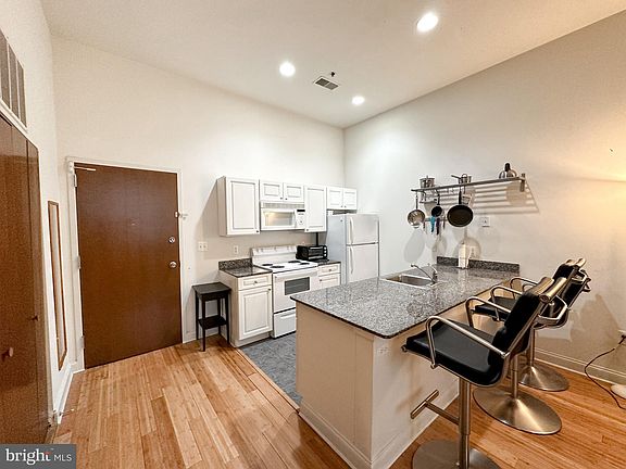 4th image of 1001 Chestnut St #13-802W