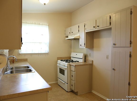 4th image of 5103 VILLAGE CREST DR