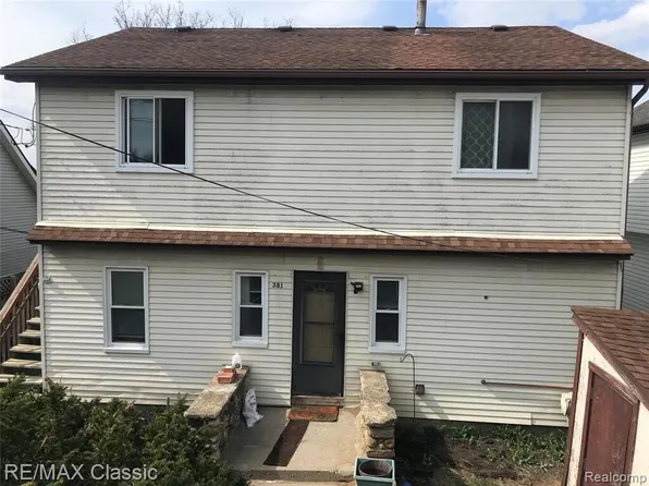 381 E Shore Dr, Whitmore Lake, MI 48189