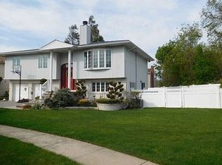 8 David Ct, Plainview, NY 11803