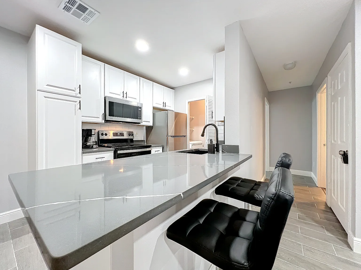 2 bed, 996 sqft, $3,000 — Photo 3