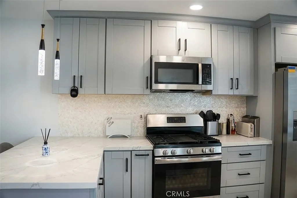 2 bed, 2.5 bath, 1294 sqft, $3,850 — Photo 2