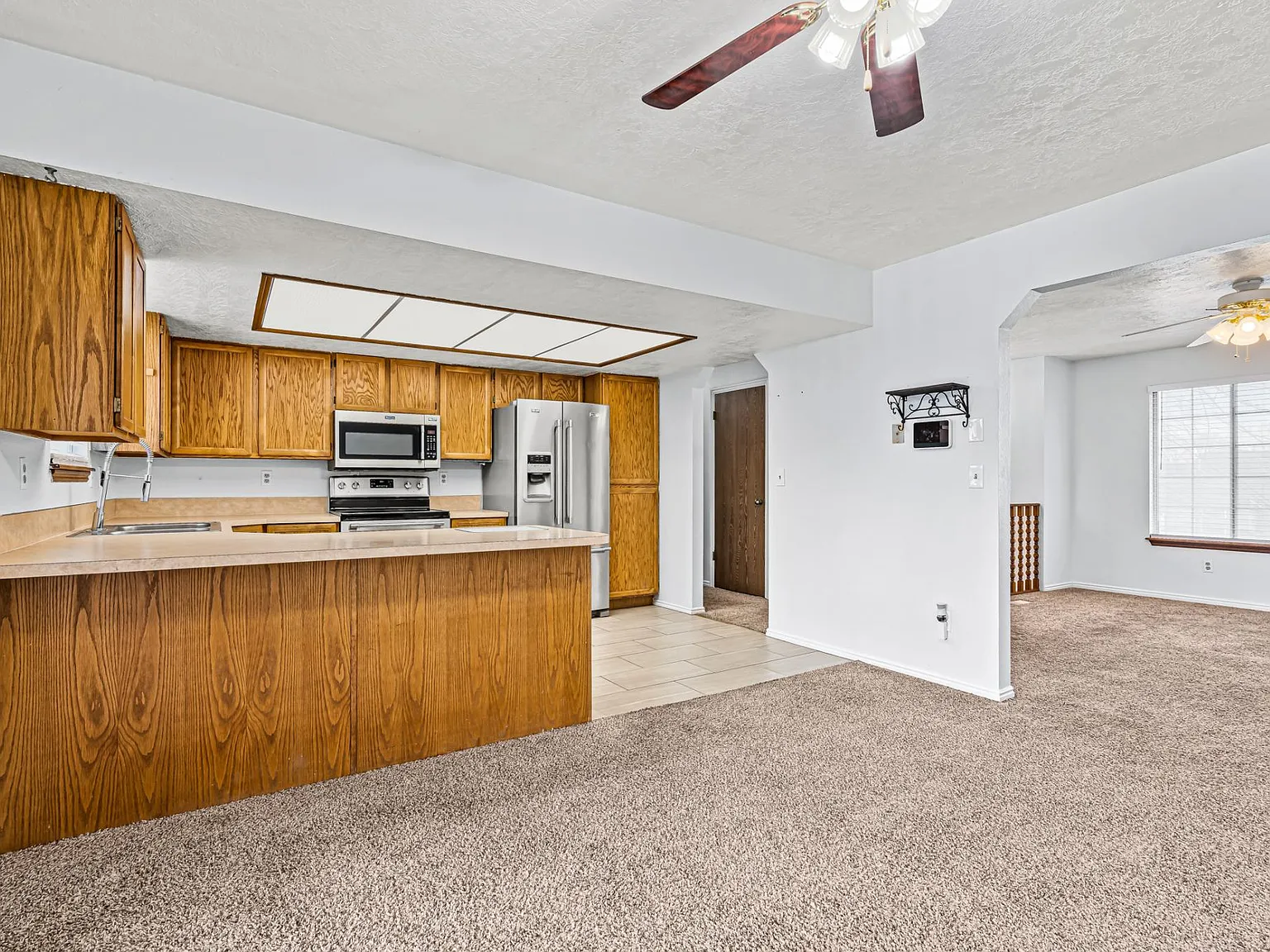 4 bed, 1690 sqft, $1,949 — Photo 2