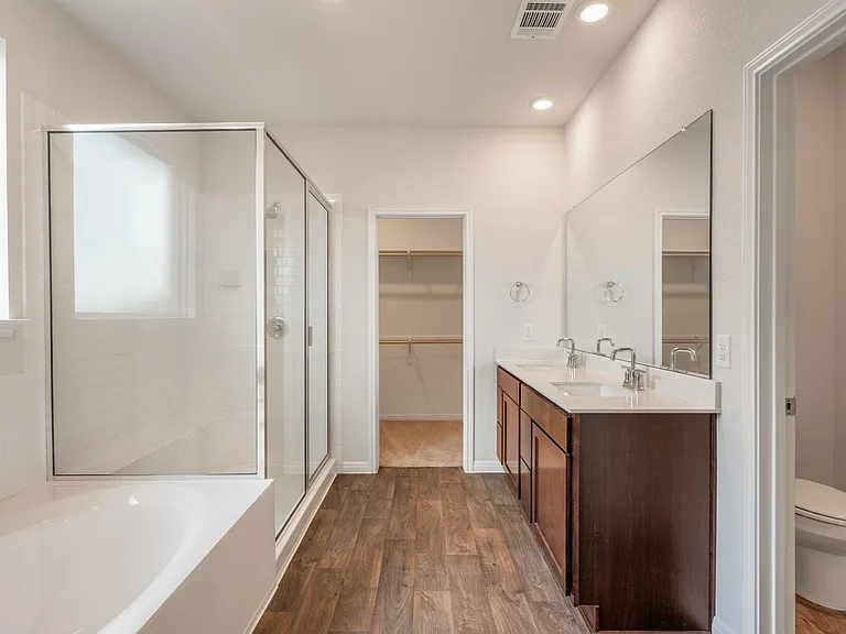 409 Emerald Cv — Photo 16