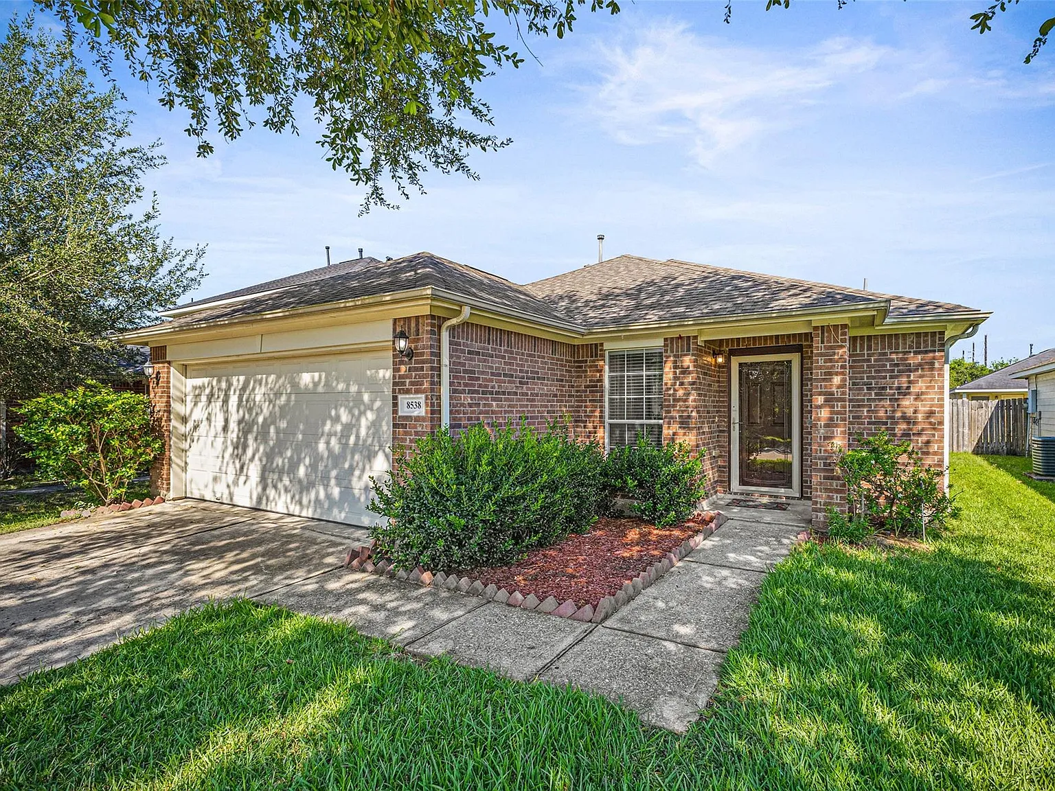 3 bed, 2.0 bath, 1654 sqft, $2,000 — Photo 1