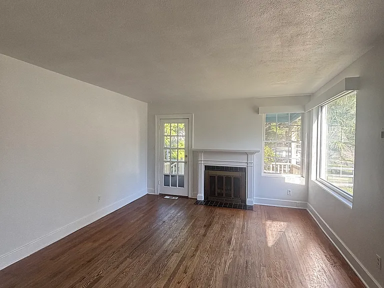 1402 E 51st St #1 — Photo 4