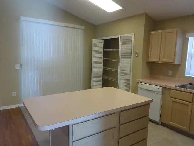 3 bed, 2.0 bath, 1610 sqft, $2,355 — Photo 4