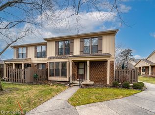 8691 Edgewater Ln, Warren, MI 48093