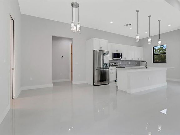 3rd image of 2266 Desoto Blvd S