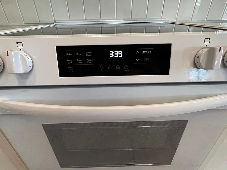 electric glass stovetop and oven with automatic shut off timers to helo prevent burning or boiling dry