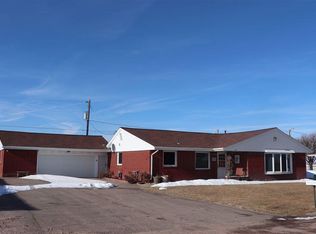 220 Meadowlark Ln, Kearney, NE 68845