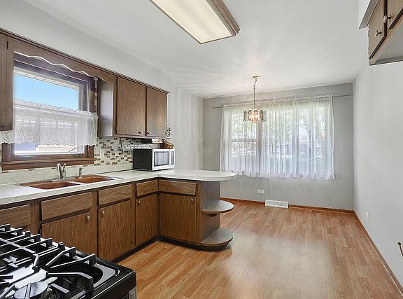 3rd image of 13736 Sandra Ln