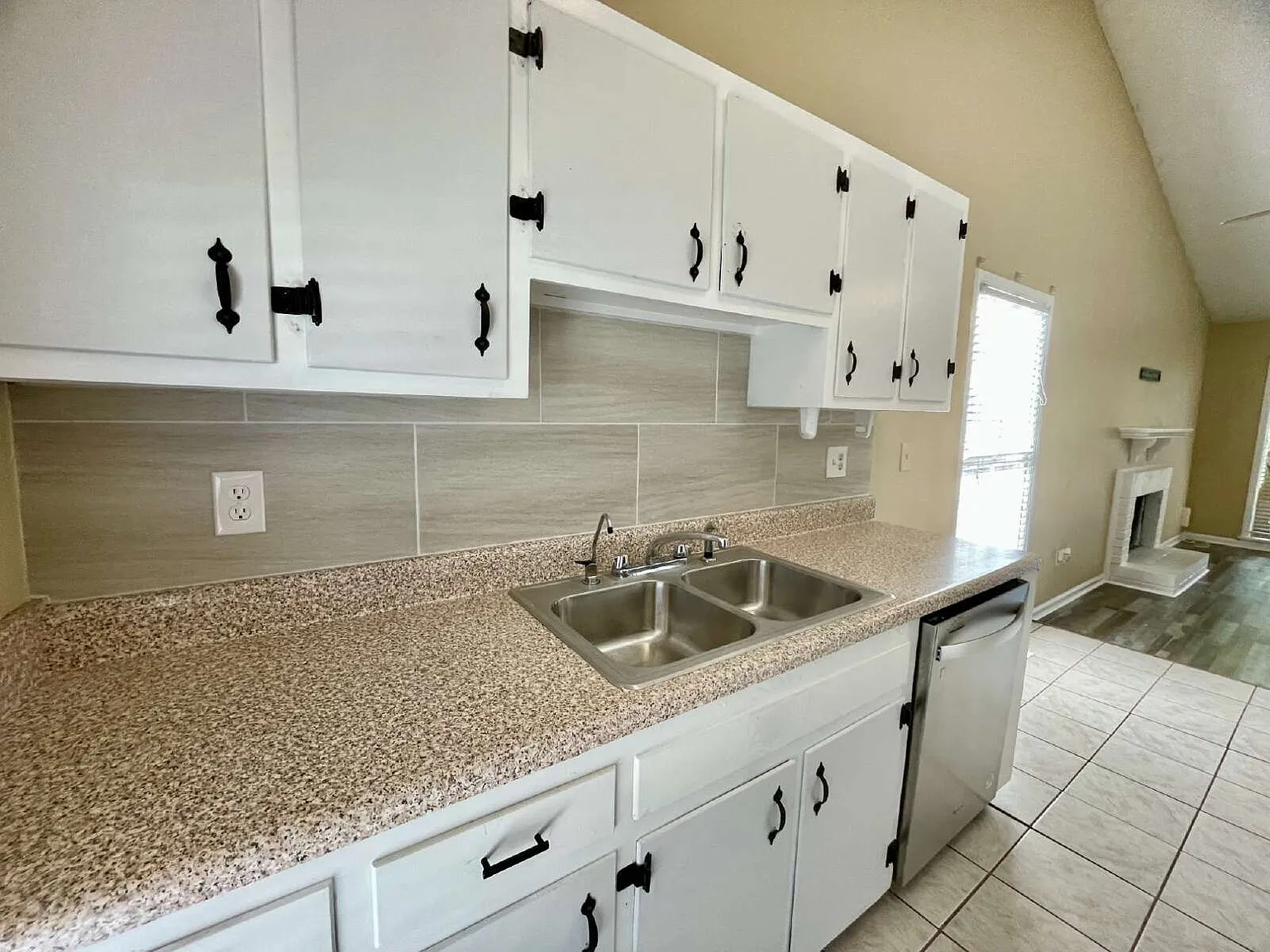 3 bed, 1.5 bath, 1204 sqft, $1,350 — Photo 4